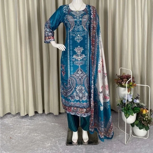 CHINON DESIGNER
FANCY DESIGNER WORK
Elegant 3 piece Indian Salwar Suit - Picture 3 of 6